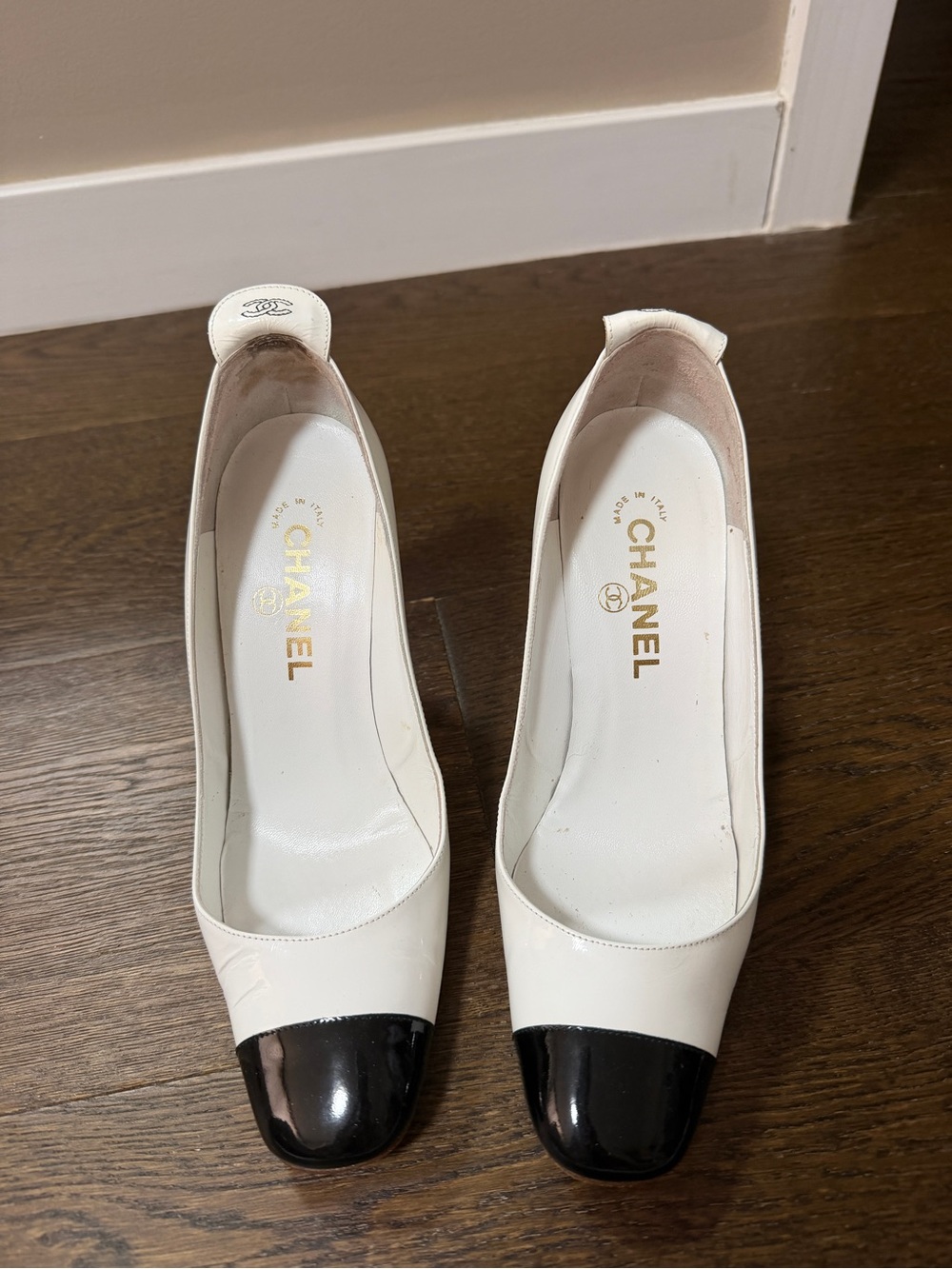 CHANEL White Leather Pumps with Black Patent Cap Toe